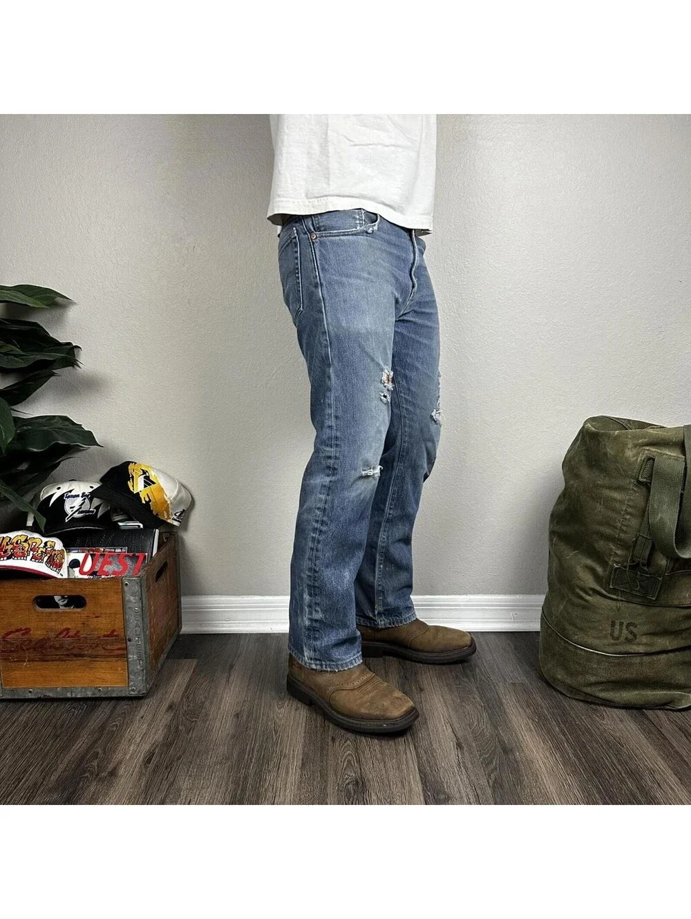Vintage Levi’s distressed 517 bootcut denim jeans workwear 32x30